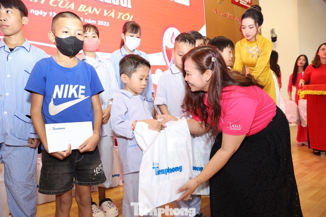 Trong khuôn khổ chương trình họp báo, ban tổ chức đã trao 50 suất quà cho bệnh nhi đang điều trị tại Viện Huyết học - Truyền máu Trung ương.