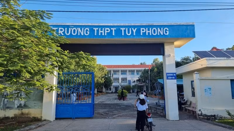 Trường THPT Tuy Phong.