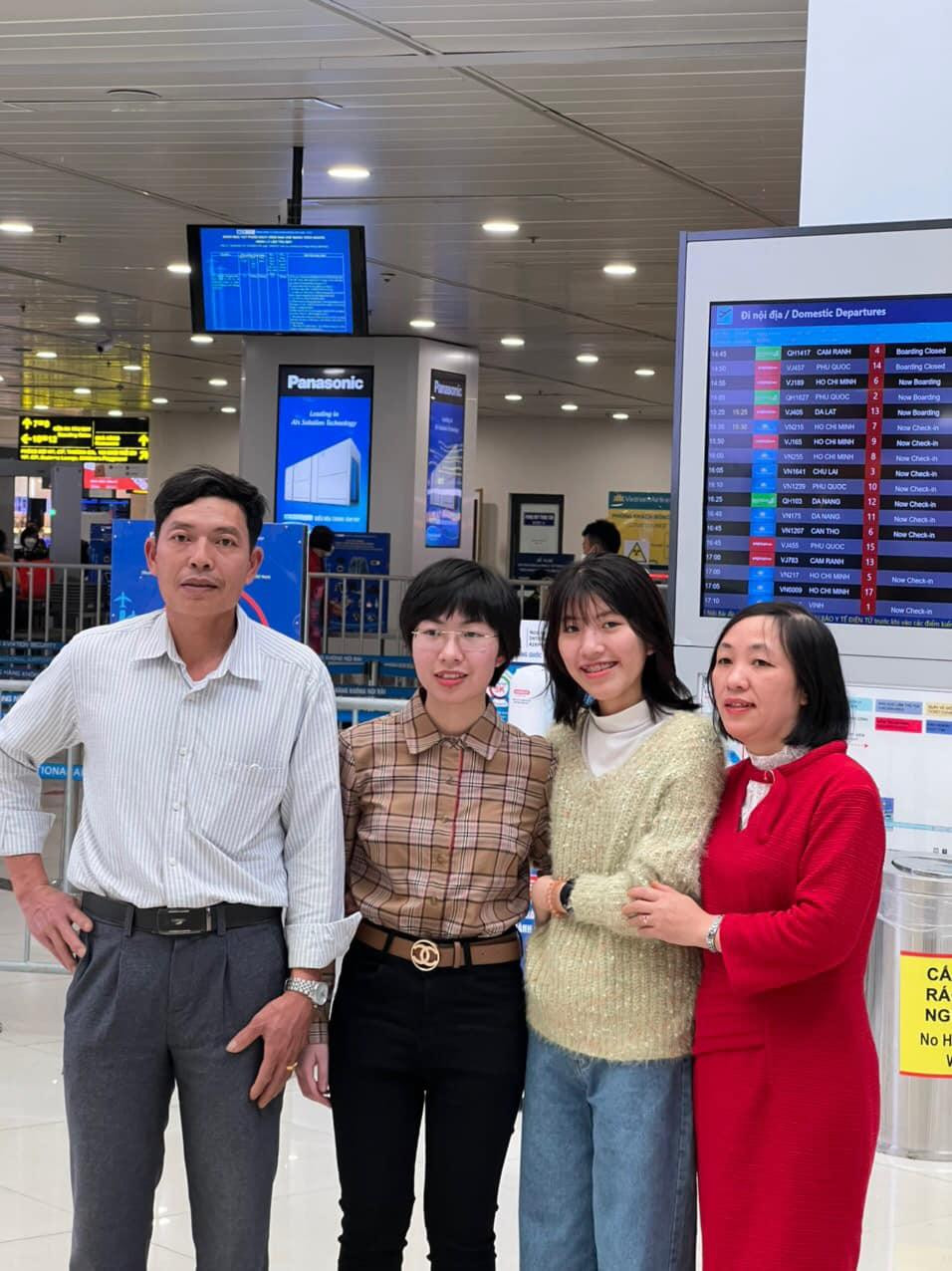 Thu Hằng chụp ảnh tại sân bay cùng bố mẹ và em gái.
