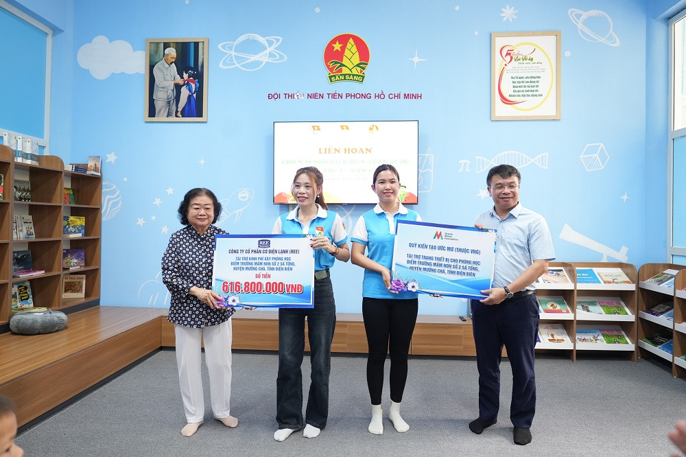 Đồng chí Trương Mỹ Hoa - Nguyên Bí thư T.Ư Đảng, nguyên Phó Chủ tịch Nước, Chủ tịch Quỹ Học bổng Vừ A Dính và ông Nguyễn Phan Khuê - Tổng Biên tập Báo Thiếu niên Tiền phong và Nhi đồng trao tặng công trình cho điểm trường Trường mầm non số 2 Sá Tổng, xã Sá Tổng, huyện Mường Chà.