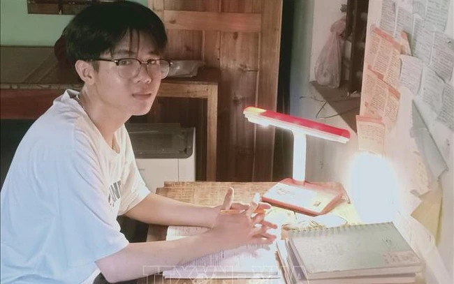 Cao Duy Thông, học sinh lớp 12D trường THPT Cờ Đỏ, là thủ khoa kỳ thi tốt nghiệp THPT năm 2023 tỉnh Nghệ An với 56,65 điểm. (Ảnh: TTXVN)