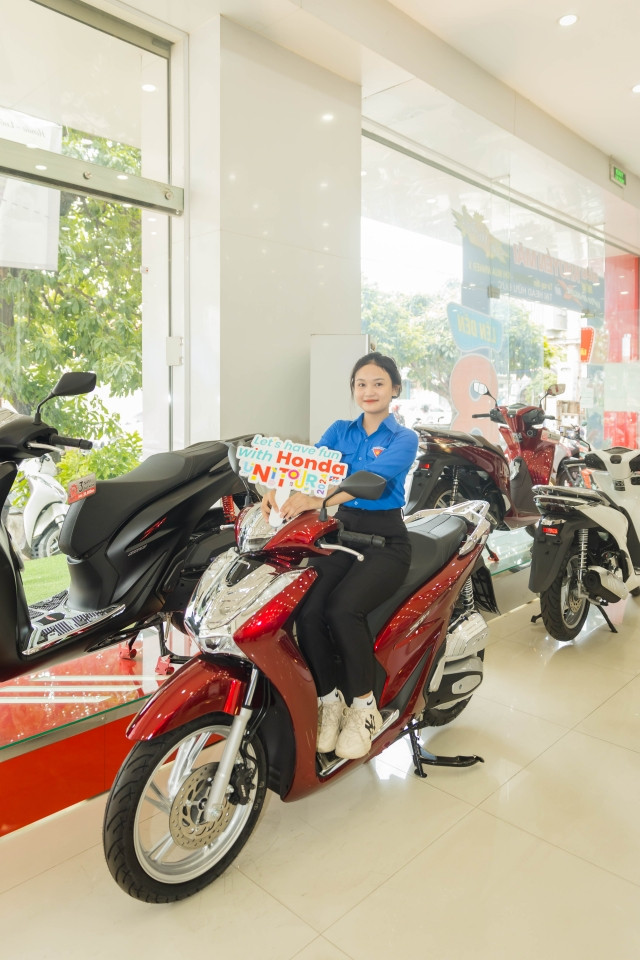 Bạn sinh viên hào hứng check-in cùng xe máy Honda. Bạn sinh viên hào hứng check-in cùng xe máy Honda.