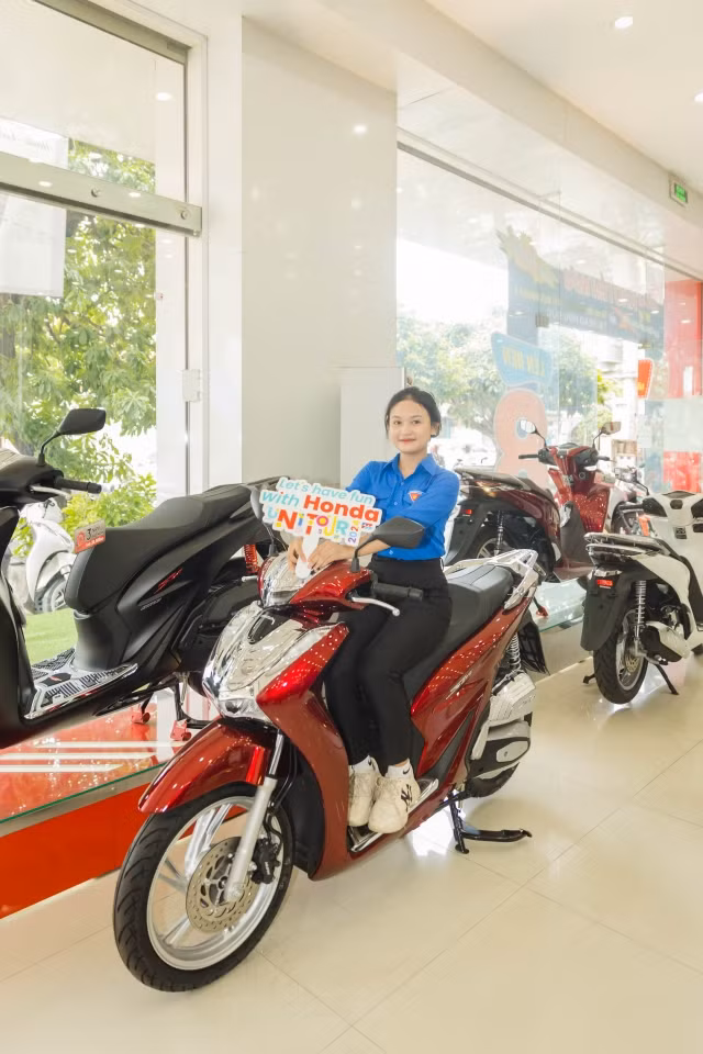 Bạn sinh viên hào hứng check-in cùng xe máy Honda.