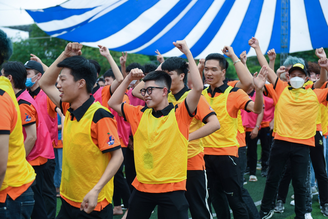 Sinh viên của trường chơi hết mình trong sự kiện định hướng các năm trước. Sinh viên của trường chơi hết mình trong sự kiện định hướng các năm trước.