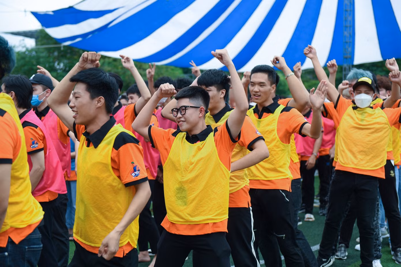 Sinh viên của trường chơi hết mình trong sự kiện định hướng các năm trước.