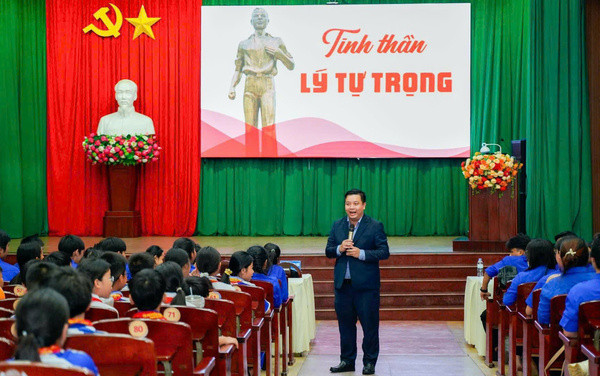 Sinh hoạt chuyên đề “Tinh thần Lý Tự Trọng - Khát vọng thanh niên”. Sinh hoạt chuyên đề “Tinh thần Lý Tự Trọng - Khát vọng thanh niên”.