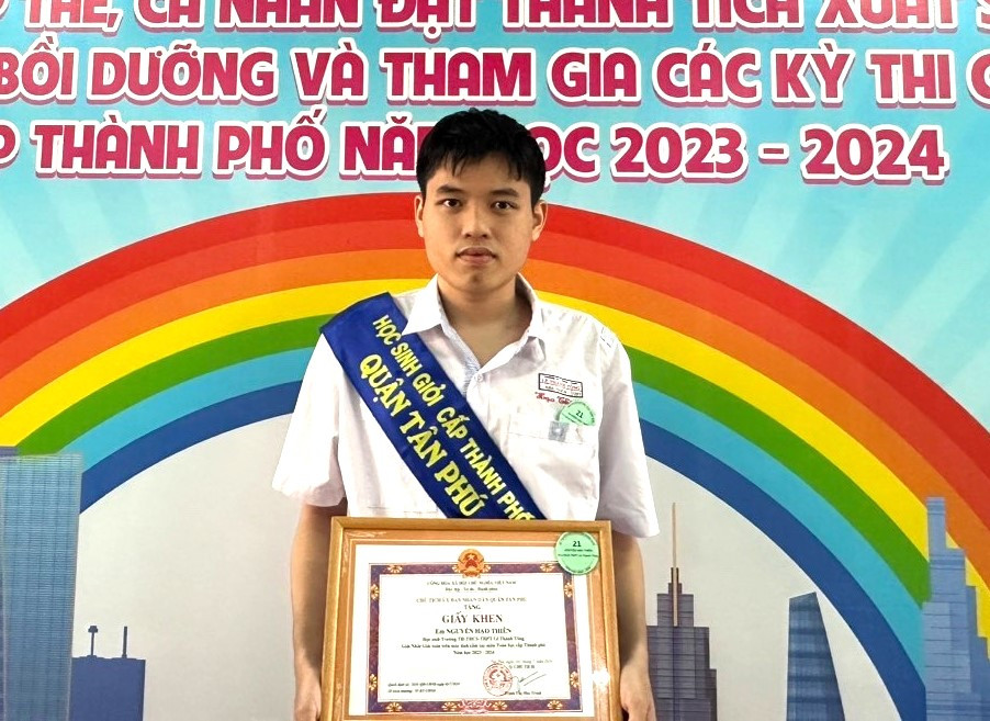 Hạo Thiên nhận giấy khen của quận Tân Phú dành cho học sinh giỏi cấp Thành phố, hồi tháng 5. (Ảnh: Nhân vật cung cấp cho báo chí)