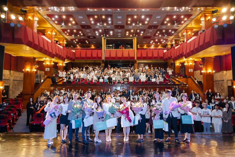 Các thầy cô cùng các bạn học sinh tham dự talkshow. Các thầy cô cùng các bạn học sinh tham dự talkshow.