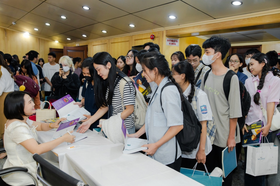 Các bạn học sinh trò chuyện cùng cô Ngọc Huyền LB tại sự kiện. Các bạn học sinh trò chuyện cùng cô Ngọc Huyền LB tại sự kiện.