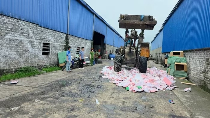 Công an tỉnh Quảng Ninh tiêu hủy gần 2.000 con gấu bông đồ chơi không rõ nguồn gốc. (Ảnh: Công an tỉnh Quảng Ninh)