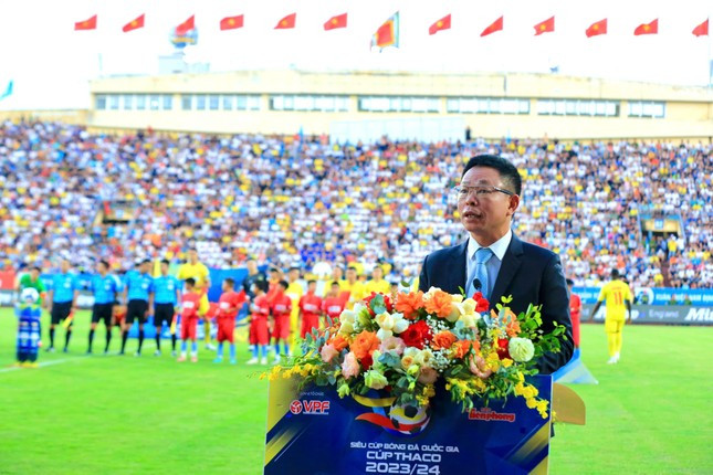 Nhà báo Phùng Công Sưởng - Tổng biên tập báo Tiền Phong, đồng Trưởng BTC trận đấu.