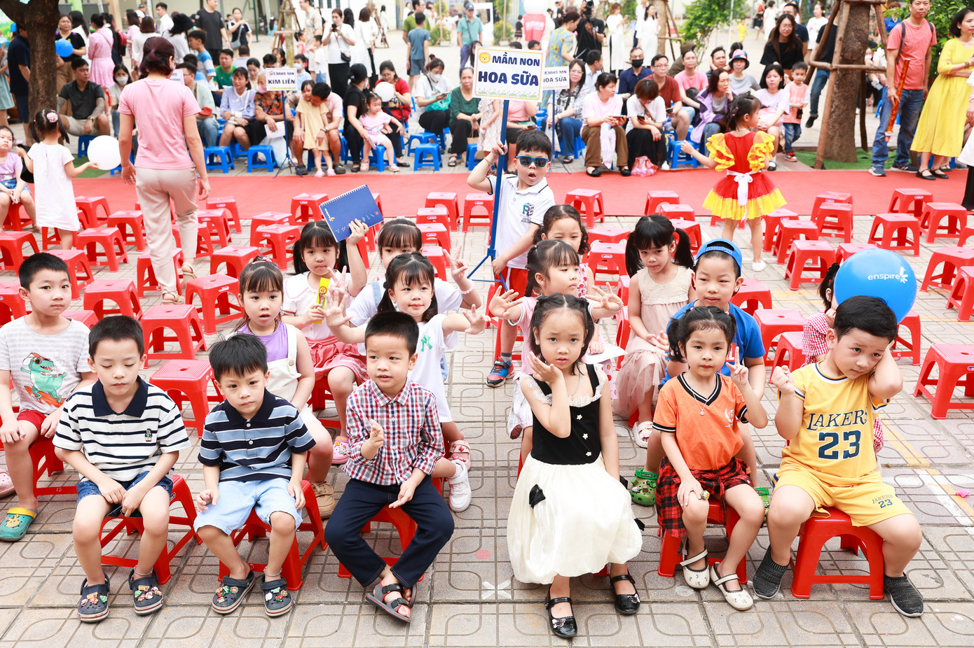 Những khán giả nhí háo hức chờ khi ngày hội bắt đầu.