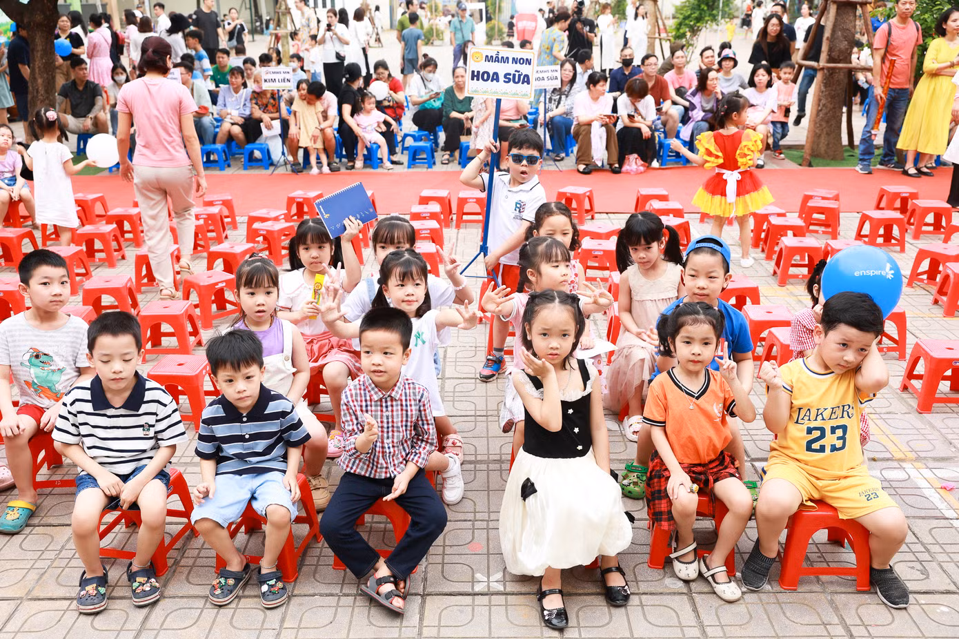 Những khán giả nhí háo hức chờ khi ngày hội bắt đầu.