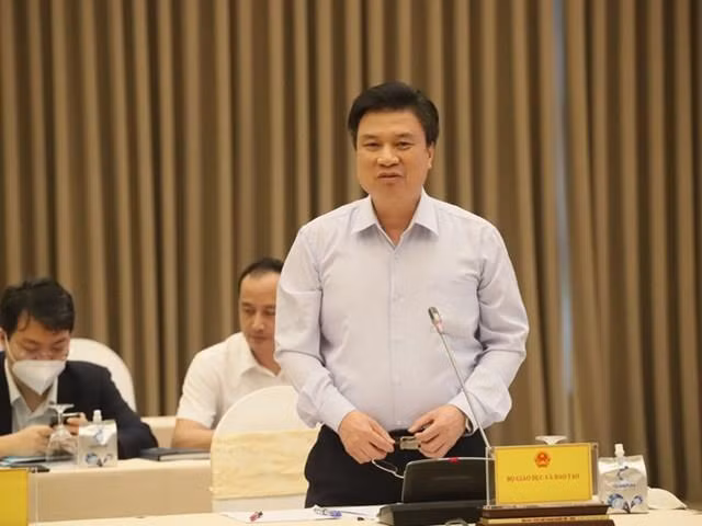 Thứ trưởng Nguyễn Hữu Độ tại buổi họp báo chiều ngày 29/4.