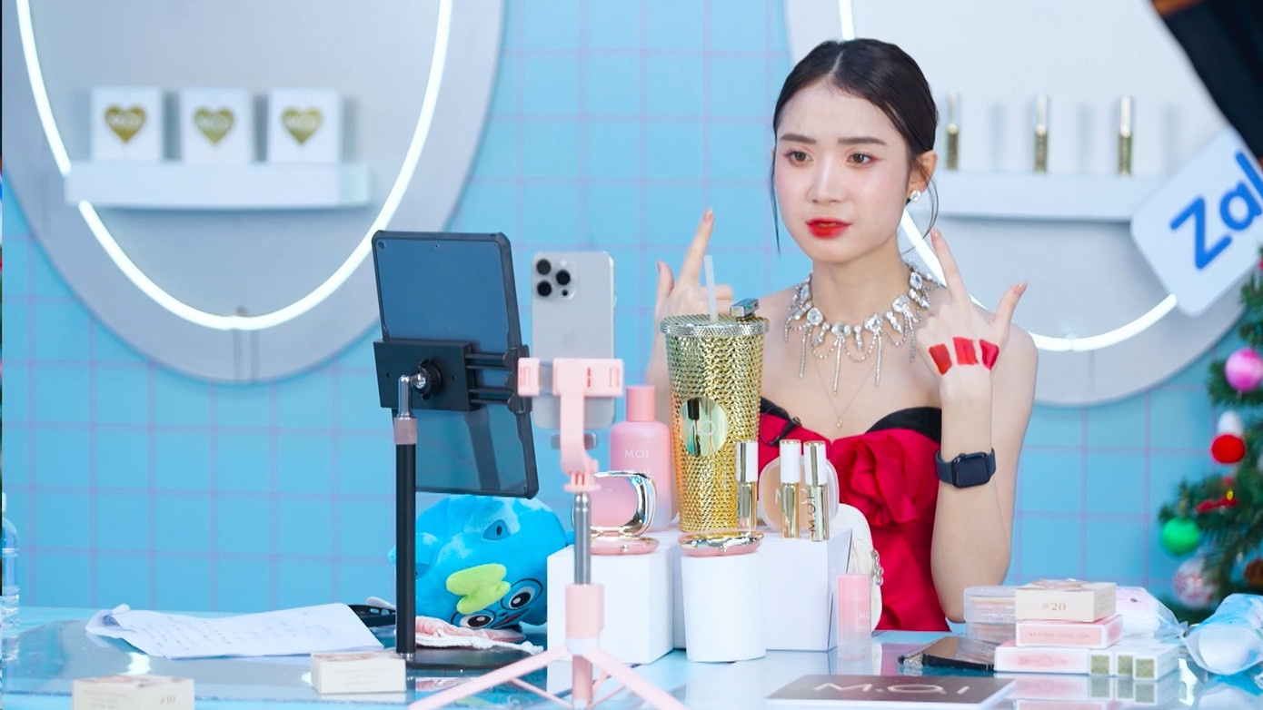 Không sở hữu nhiều mắt xem nhưng Trang Kiến là thí sinh có doanh thu ổn định mỗi phiên live.