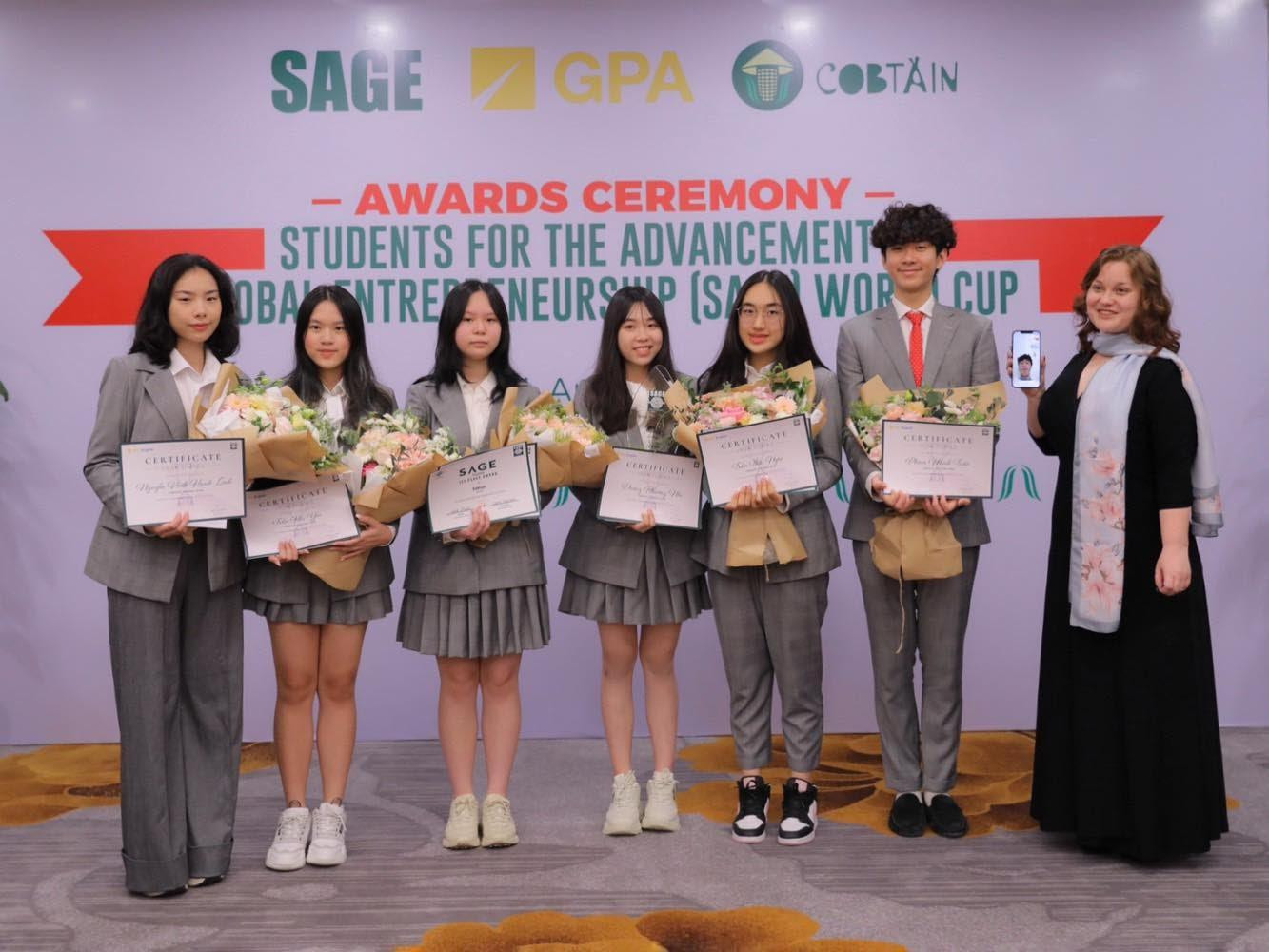 Hạnh Linh (ngoài cùng bên trái) từng giành được nhiều giải thưởng về nghệ thuật. Hạnh Linh (ngoài cùng bên trái) từng giành được nhiều giải thưởng về nghệ thuật.