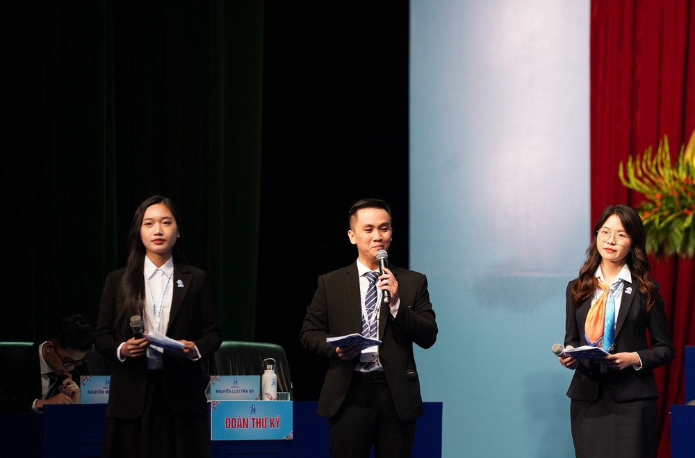 Đại diện Hội Sinh viên Việt Nam tại Úc, Hàn Quốc và Singapore trình bày tham luận tại Đại hội.