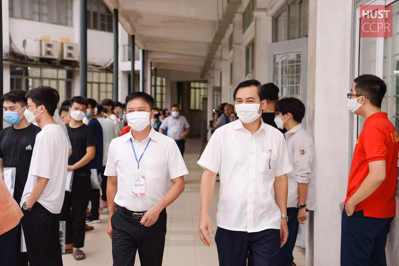 Lãnh đạo Trường Đại học Bách khoa Hà Nội đi kiểm tra các phòng thi và động viên thí sinh trước giờ thi.