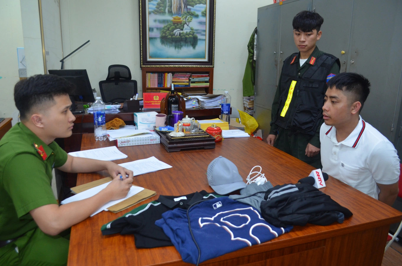 Đối tượng Bùi Đình Khánh tại Cơ quan Công an tỉnh Quảng Ninh. (Ảnh: Công an tỉnh Quảng Ninh)