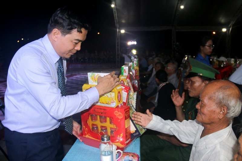 Đồng chí Nguyễn Hoài Anh - Ủy viên dự khuyết BCH Trung ương Đảng, Phó Bí thư Thường trực Tỉnh ủy, Chủ tịch HĐND tỉnh tặng quà cho các gia đình chính sách.