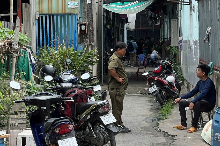 Lực lượng công an phong toả hiện trường, điều tra vụ hai cô cháu tử vong trong phòng trọ bị khóa ngoài. Lực lượng công an phong toả hiện trường, điều tra vụ hai cô cháu tử vong trong phòng trọ bị khóa ngoài.