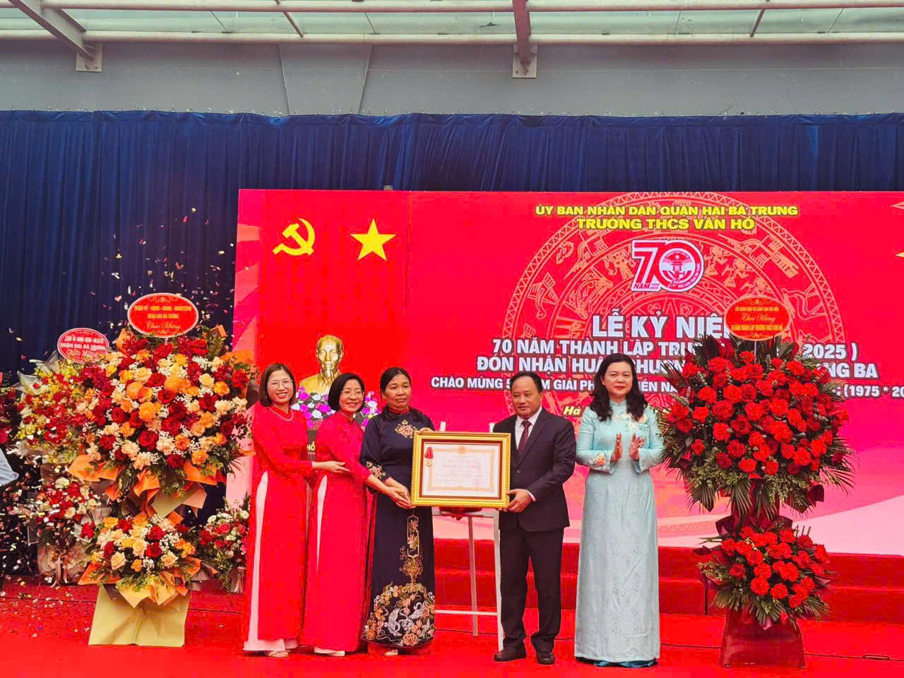 Ban giám hiệu nhà trường nhận Huân chương Lao động hạng Ba trong buổi lễ kỷ niệm 70 năm thành lập. Ban giám hiệu nhà trường nhận Huân chương Lao động hạng Ba trong buổi lễ kỷ niệm 70 năm thành lập.