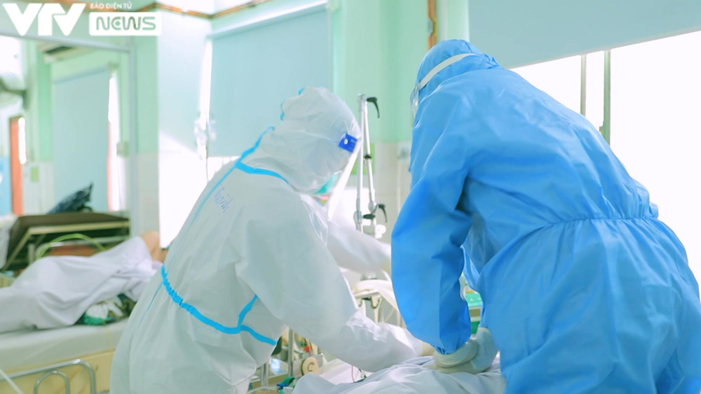 Những hình ảnh về các sản phụ mắc COVID-19 điều trị tại Bệnh viện Hùng Vương khiến nhiều khán giả xem truyền hình rơi nước mắt. (Ảnh: VTV)