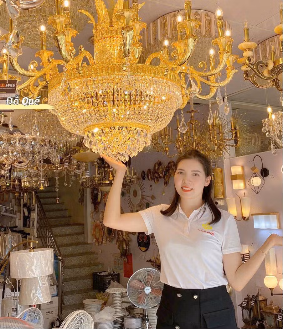 CEO Đỗ Thị Quế tại showroom SANCO, giới thiệu các sản phẩm mới.