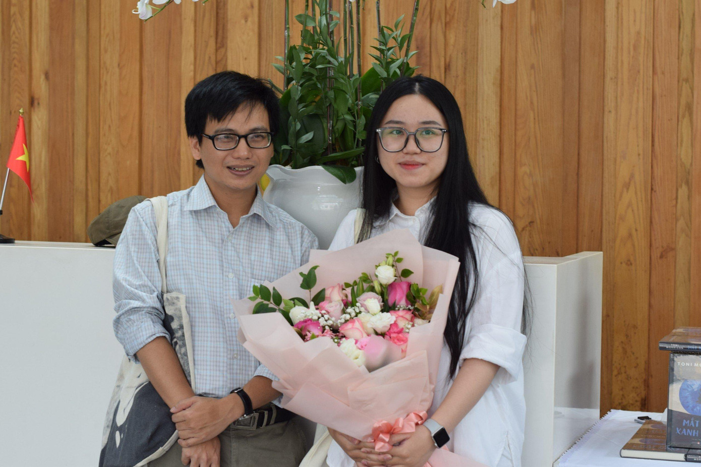 Độc giả trẻ Lâm Phương Linh bày tỏ sự mến mộ với diễn giả. Độc giả trẻ Lâm Phương Linh bày tỏ sự mến mộ với diễn giả.