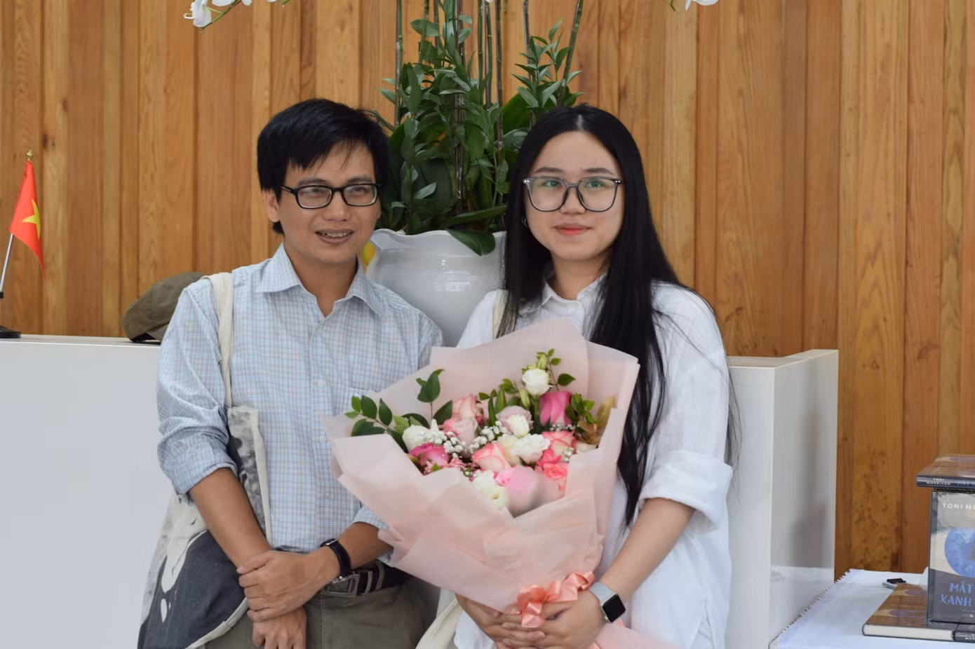 Độc giả trẻ Lâm Phương Linh bày tỏ sự mến mộ với diễn giả.