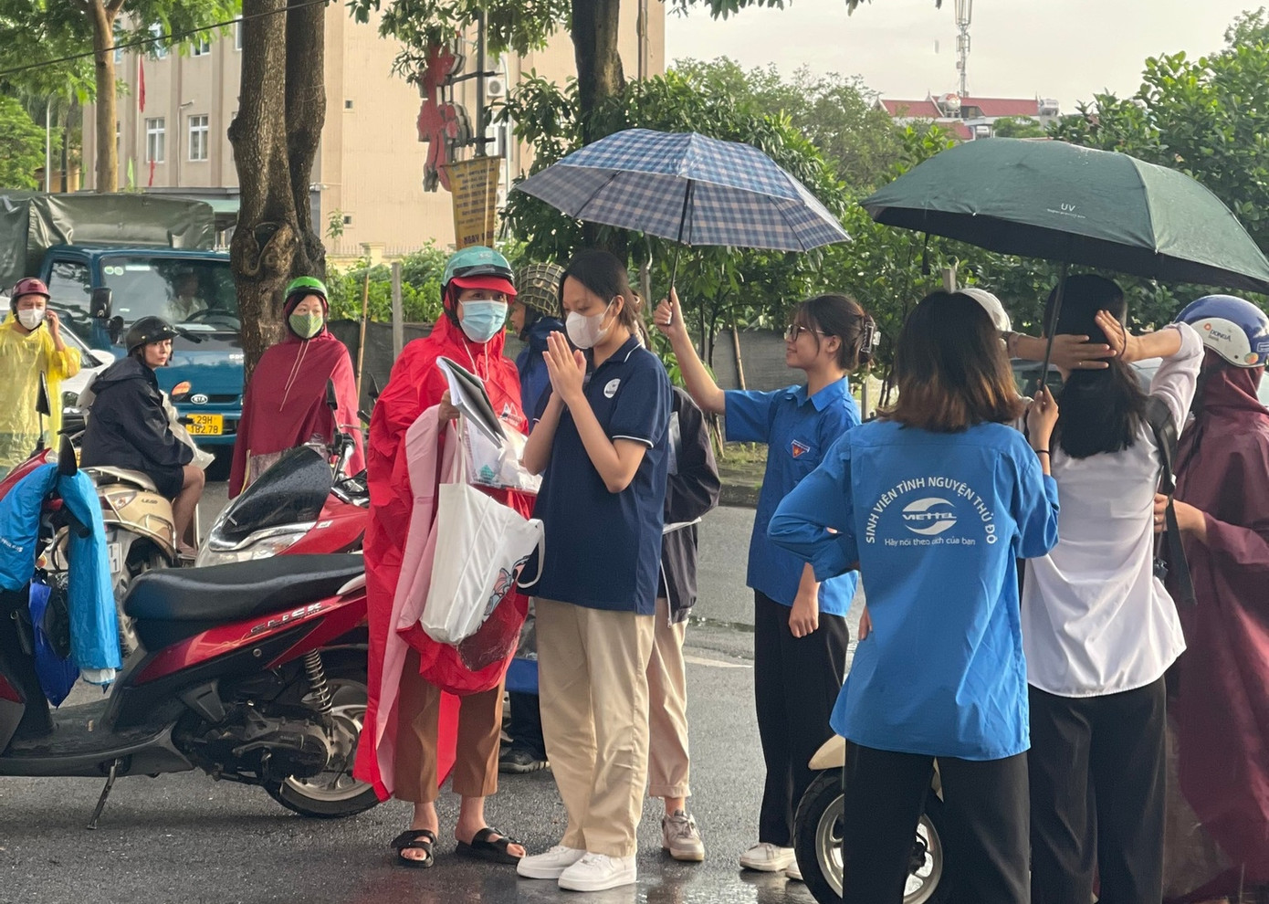 Thí sinh chắp tay &quot;cầu may&quot; ngay tại cổng trường trước giờ vào thi.