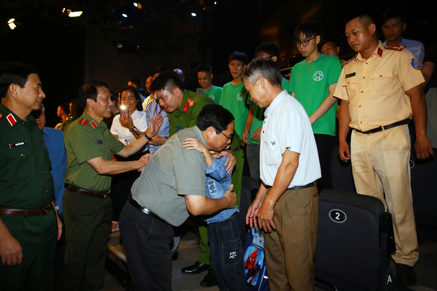 Thủ tướng Phạm Minh Chính gặp riêng cậu bé Nguyễn Quốc Bảo sau khi chương trình kết thúc. Thủ tướng Phạm Minh Chính gặp riêng cậu bé Nguyễn Quốc Bảo sau khi chương trình kết thúc.