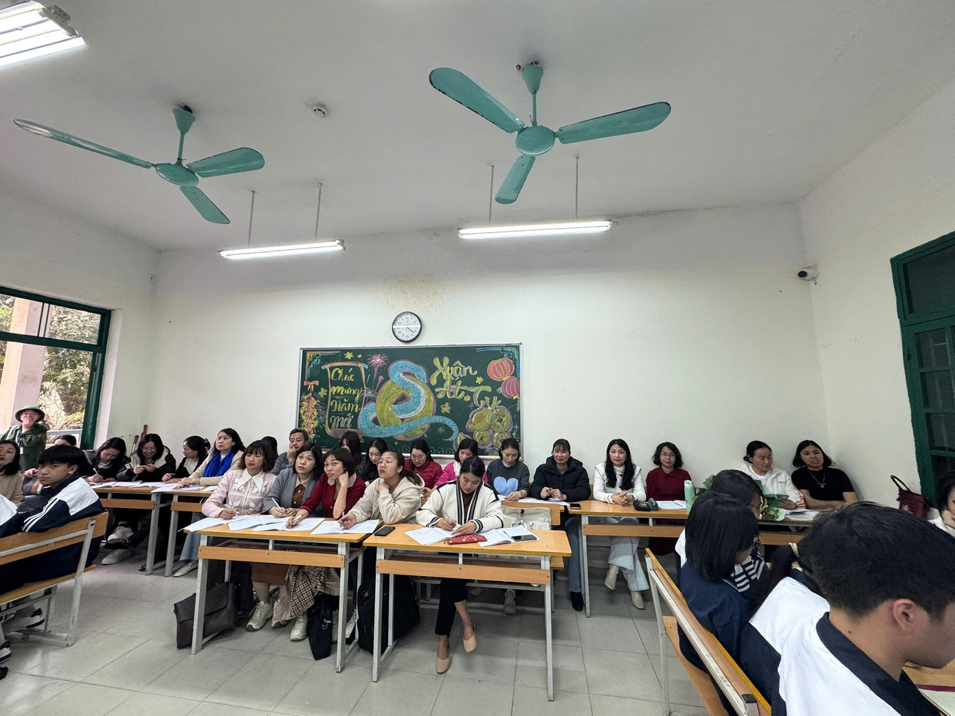 Học sinh trường THPT Liên Hà. Học sinh trường THPT Liên Hà.