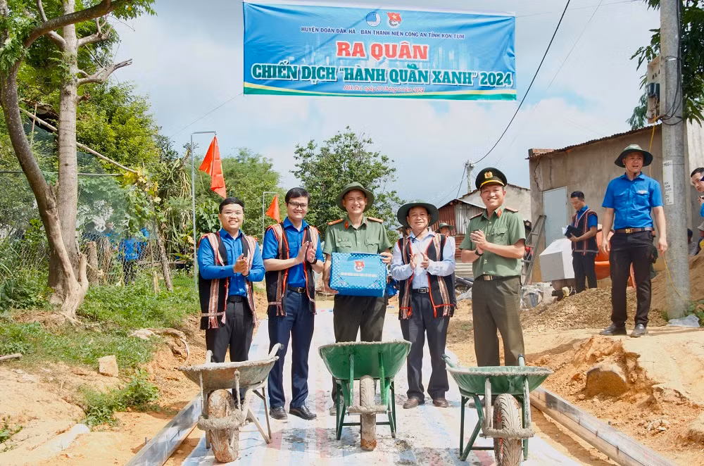Bí thư Thứ nhất T.Ư Đoàn thăm, tặng quà cho Đội hình Chiến sĩ tình nguyện Hoa Phượng Đỏ tại xã Đăk Pxi.