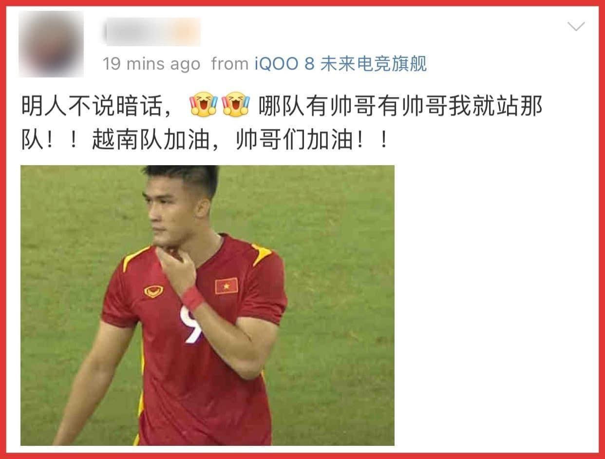 Một dân mạng xứ Trung đăng tải, khen cầu thủ Nguyên Hoàng: &quot;Người ngay nói thẳng, đội bạn có trai đẹp, trai đẹp nha. Tôi đứng về phía đội bạn nha. Đội tuyển Việt Nam cố lên, mấy anh đẹp trai cố lên nha&quot;.