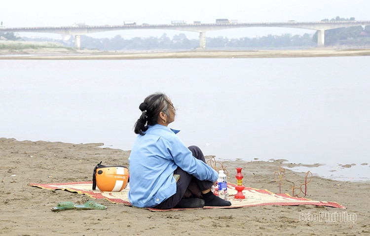 Người nhà các nạn nhân mất tích ngóng trông tin tức của con em mình. (Ảnh: Báo Phú Thọ) Người nhà các nạn nhân mất tích ngóng trông tin tức của con em mình. (Ảnh: Báo Phú Thọ)