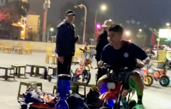 Các cầu thủ ĐT Singapore đi dạo ngoài phố, chơi thử xe điện ở TP Việt Trì (Phú Thọ).