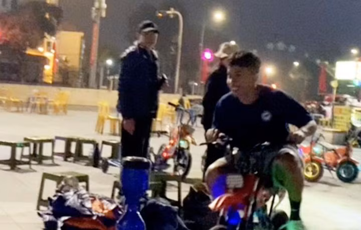 Các cầu thủ ĐT Singapore đi dạo ngoài phố, chơi thử xe điện ở TP Việt Trì (Phú Thọ).