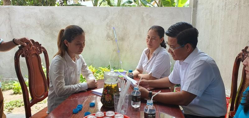 Đại diện chính quyền đến thăm hỏi, chia sẻ với gia đình bé N. (Ảnh: K.Ly)