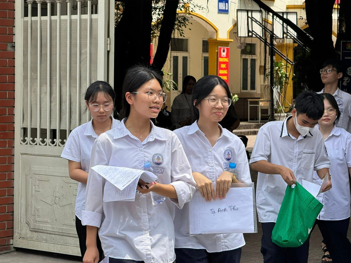 Thí sinh tại điểm thi THCS Hoàng Liệt. Ảnh: Phương Thảo Thí sinh tại điểm thi THCS Hoàng Liệt. Ảnh: Phương Thảo