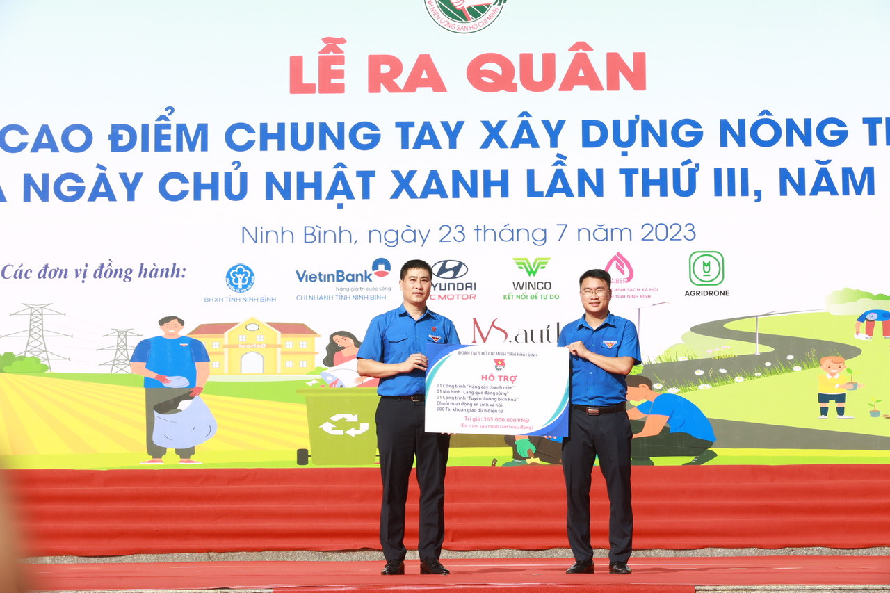 Đồng chí Trịnh Như Lâm, Bí thư tỉnh Đoàn tặng quà cho BCH huyện đoàn Yên Khánh. Đồng chí Trịnh Như Lâm, Bí thư tỉnh Đoàn tặng quà cho BCH huyện đoàn Yên Khánh.