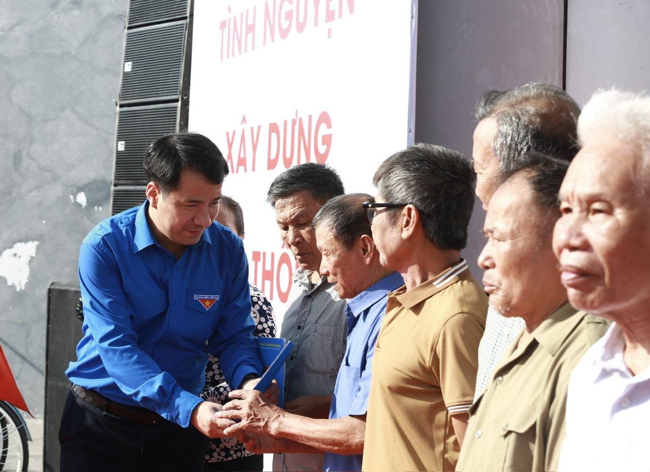 Đồng chí Ngô Văn Cương tặng sổ bảo hiểm xã hội cho các đối tượng khó khăn. Đồng chí Ngô Văn Cương tặng sổ bảo hiểm xã hội cho các đối tượng khó khăn.