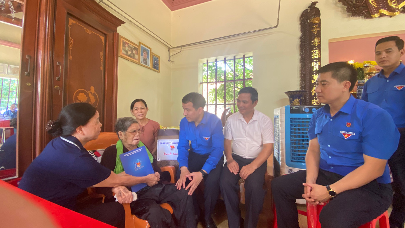 Đồng chí Ngô Văn Cương thăm hỏi tặng quà cho mẹ Việt Nam anh Hùng Vũ Thị Yểng (91 tuổi) tại xã Khánh Hội,huyện Yên Khánh, tỉnh Ninh Bình. Đồng chí Ngô Văn Cương thăm hỏi tặng quà cho mẹ Việt Nam anh Hùng Vũ Thị Yểng (91 tuổi) tại xã Khánh Hội,huyện Yên Khánh, tỉnh Ninh Bình.