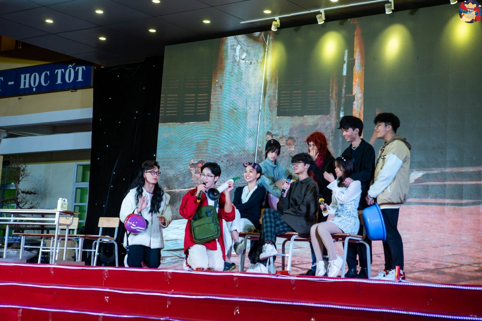 Màn thể hiện của các bạn học sinh thử thách khả năng ứng biến linh hoạt và tự biên tự diễn. Màn thể hiện của các bạn học sinh thử thách khả năng ứng biến linh hoạt và tự biên tự diễn.