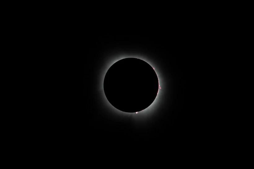 Nhật thực toàn phần trên bầu trời thành phố Plano, Texas, Mỹ ngày 8/4/2024. (Ảnh: THX)