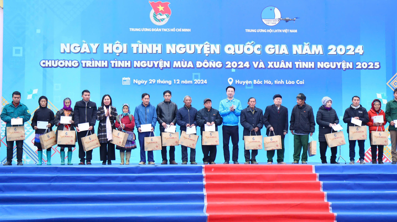 Đồng chí Nguyễn Tường Lâm - Bí thư Ban Chấp hành T.Ư Đoàn, Chủ tịch Hội LHTN Việt Nam, Phó Chủ nhiệm thường trực Uỷ ban Quốc gia về Thanh niên Việt Nam (áo xanh) trao quà cho các hộ gia đình chính sách có hoàn cảnh khó khăn tại lễ khai mạc.