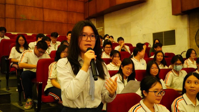 Học sinh Trường THPT chuyên Hà Nội - Amsterdam đặt câu hỏi giao lưu với các sinh viên thủ khoa xuất sắc tốt nghiệp các trường đại học, học viện trên địa bàn Thủ đô Hà Nội. Học sinh Trường THPT chuyên Hà Nội - Amsterdam đặt câu hỏi giao lưu với các sinh viên thủ khoa xuất sắc tốt nghiệp các trường đại học, học viện trên địa bàn Thủ đô Hà Nội.