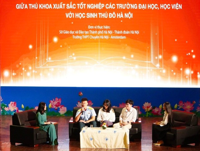Các thủ khoa xuất sắc chia sẻ câu chuyện truyền cảm hứng với học sinh trường THPT chuyên Hà Nội - Amsterdam. Các thủ khoa xuất sắc chia sẻ câu chuyện truyền cảm hứng với học sinh trường THPT chuyên Hà Nội - Amsterdam.