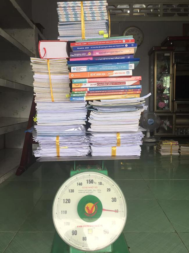 Hình ảnh chồng sách vở ôn thi nặng tới 40kg của một bạn teen 2K3.