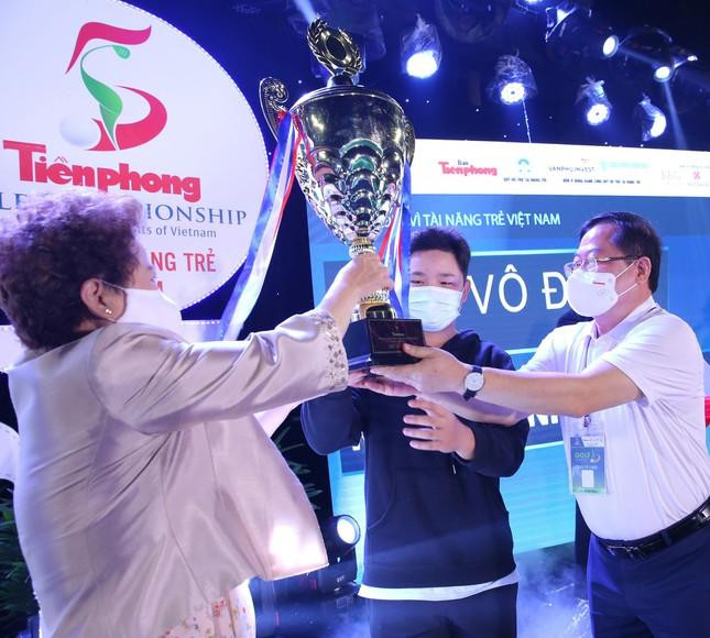 Nhà báo Lê Xuân Sơn - Tổng Biên tập báo Tiền Phong, Trưởng Ban tổ chức Tiền Phong Golf Championship và Madame Nguyễn Thị Nga - Chủ tịch Tập đoàn BRG - SeABank, trao cúp vô địch cho golfer Nguyễn Anh Minh.